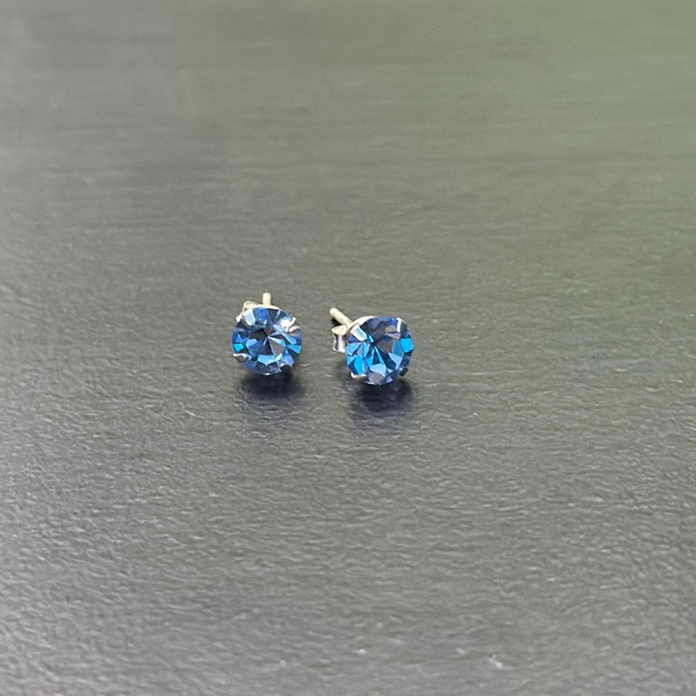 Like New Sparking Light Blue Gem Stud Earrings with Silver-Like Metal